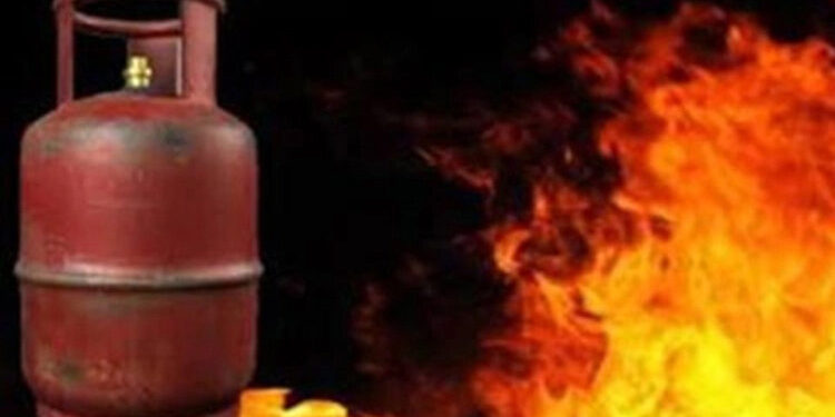 চুলা জ্বালাতেই বিস্ফোরণ, একই পরিবারের তিনজন দগ্ধ