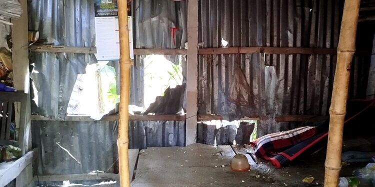 আধিপত্য বিস্তার নিয়ে সংঘর্ষ, বাড়িঘর-দোকান ভাঙচুর