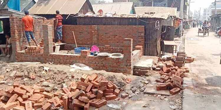 সরকারি জায়গায় স্থাপনা নির্মাণের অভিযোগ