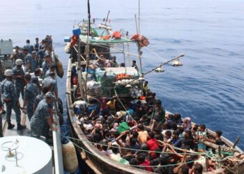 নৌবাহিনীর হাতে ২১৪ মিয়ানমার নাগরিক আটক