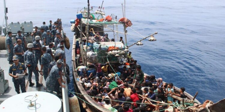 নৌবাহিনীর হাতে ২১৪ মিয়ানমার নাগরিক আটক