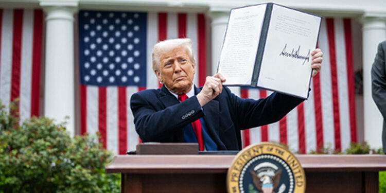 ট্রাম্পের শুল্কনীতির তীব্র প্রতিক্রিয়া ইউরোপে, চীনের কড়া হুমকি