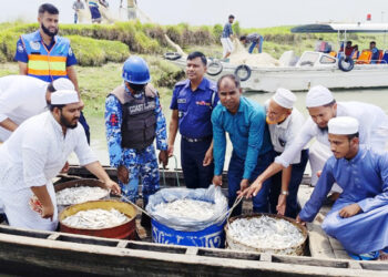 বরিশালে ১৬ মণ জাটকাসহ ট্রলার জব্দ