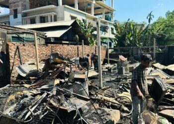 অগ্নিকাণ্ডে তিন ব্যবসাপ্রতিষ্ঠান ও ১৩ ঘর পুড়ে ছাই