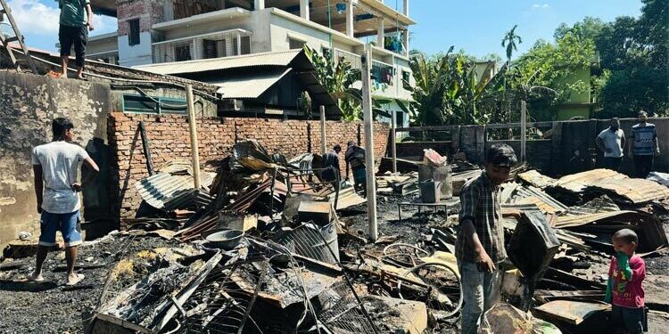 অগ্নিকাণ্ডে তিন ব্যবসাপ্রতিষ্ঠান ও ১৩ ঘর পুড়ে ছাই