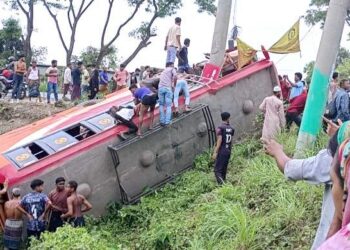 নিয়ন্ত্রণ হারিয়ে বাস খাদে, ফরিদপুরে নিহত ৬