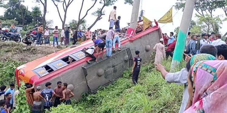 নিয়ন্ত্রণ হারিয়ে বাস খাদে, ফরিদপুরে নিহত ৬