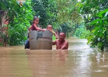 বন্যায় ক্ষতিগ্রস্তদের মাঝে ঘর বিতরণ করলেন প্রধান উপদেষ্টা