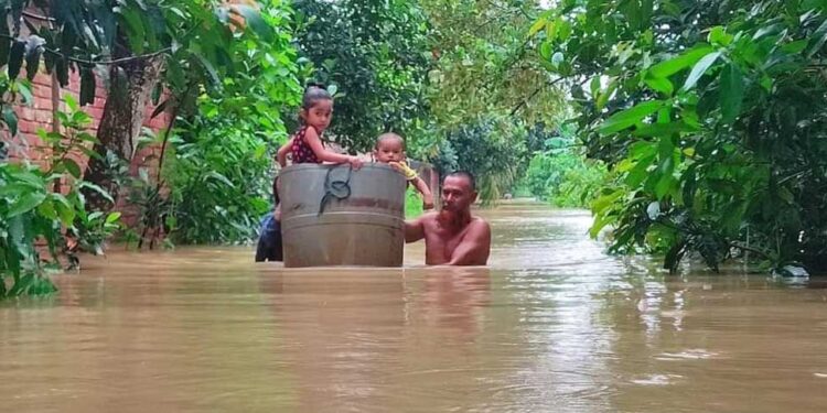 বন্যায় ক্ষতিগ্রস্তদের মাঝে ঘর বিতরণ করলেন প্রধান উপদেষ্টা