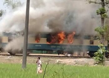 ট্রেনের পাওয়ার কারে আগুন, ঢাকা-ময়মনসিংহ রুটে চলাচল বন্ধ