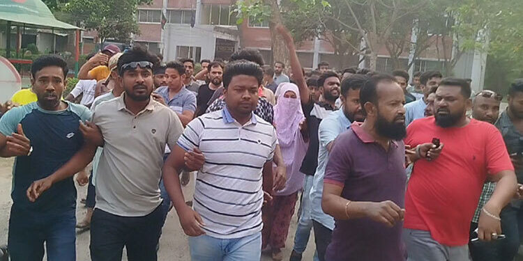 থানায় হামলা চালিয়ে আটক ছাত্রদল নেতাকে ছিনিয়ে নিলেন নেতাকর্মীরা