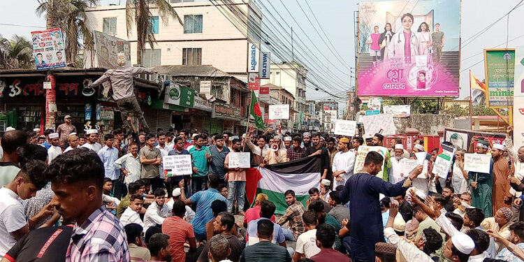 গাজায় হামলার প্রতিবাদে ঝালকাঠিতে বিক্ষোভ