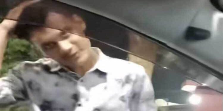 গাড়ি থেকে চাঁদা আদায়, ভাইরাল সেই যুবক আটক