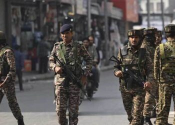 কাশ্মীরে বন্দুকধারীদের হামলা, নিহত ৫