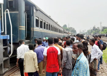ট্রেন লাইনচ্যুত, খুলনার সঙ্গে সারাদেশের রেল যোগাযোগ বন্ধ
