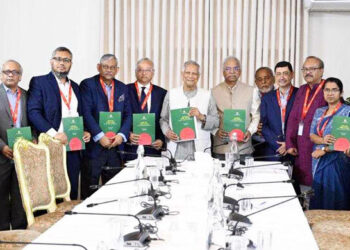 প্রধান উপদেষ্টার কাছে শ্রম সংস্কার কমিশনের খসড়া প্রতিবেদন জমা
