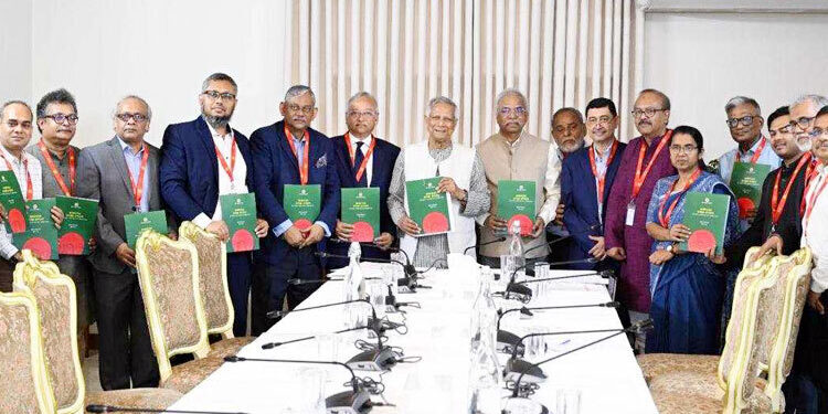 প্রধান উপদেষ্টার কাছে শ্রম সংস্কার কমিশনের খসড়া প্রতিবেদন জমা