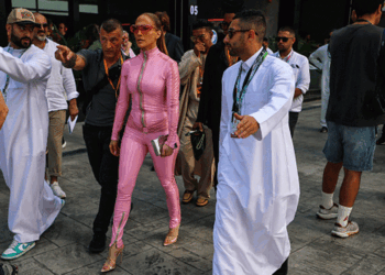 মক্কার অদূরে গায়িকাকে দিয়ে নাচ-গান, ক্ষুব্ধ মুসল্লিরা