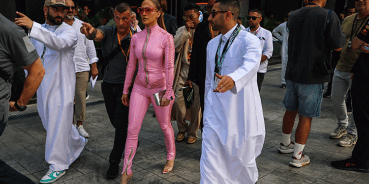 মক্কার অদূরে গায়িকাকে দিয়ে নাচ-গান, ক্ষুব্ধ মুসল্লিরা