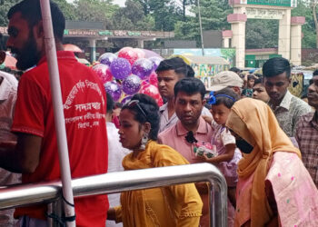 ভ্যাপসা গরমেও চিড়িয়াখানায় দর্শনার্থীদের ভিড়