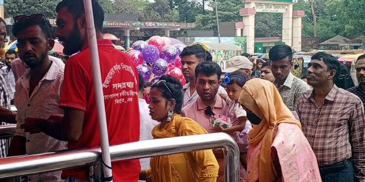 ভ্যাপসা গরমেও চিড়িয়াখানায় দর্শনার্থীদের ভিড়