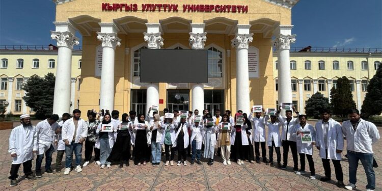 গাজায় গণহত্যা: কিরগিজ মেডিকেল শিক্ষার্থীদের প্রতিবাদ র‍্যালি