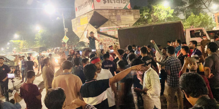 কুয়েট ভিসির পদত্যাগের দাবিতে শাহবাগ ব্লকেড