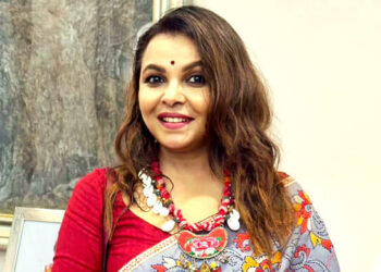 বাবাকে বিয়ে করায় সৎ মাকে বেধড়ক পেটান শাওন