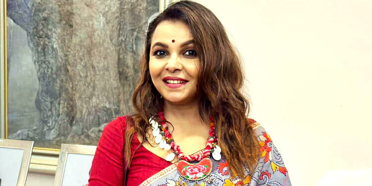 বাবাকে বিয়ে করায় সৎ মাকে বেধড়ক পেটান শাওন