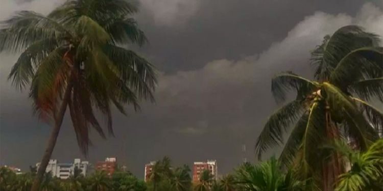 রাতেই দেশের যেসব অঞ্চলে আঘাত হানবে ভয়ঙ্কর ঝড়