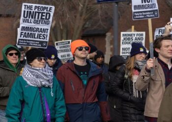 বিদেশি শিক্ষার্থীদের ভিসা বাতিল করছেন না ট্রাম্প