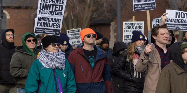 বিদেশি শিক্ষার্থীদের ভিসা বাতিল করছেন না ট্রাম্প