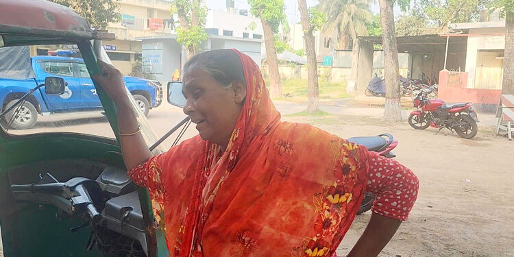 ঘুমন্ত যুবককে ডেকে পেটে রড ঢুকিয়ে হত্যা