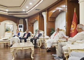 প্রধান উপদেষ্টার সঙ্গে তিন দলের বৈঠকে যে আলোচনা হলো