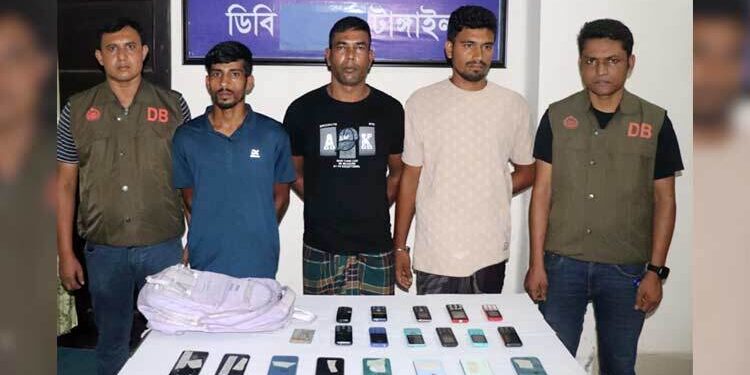 বাসে ডাকাতি: আন্তঃজেলা ডাকাত দলের ৩ সদস্য গ্রেফতার