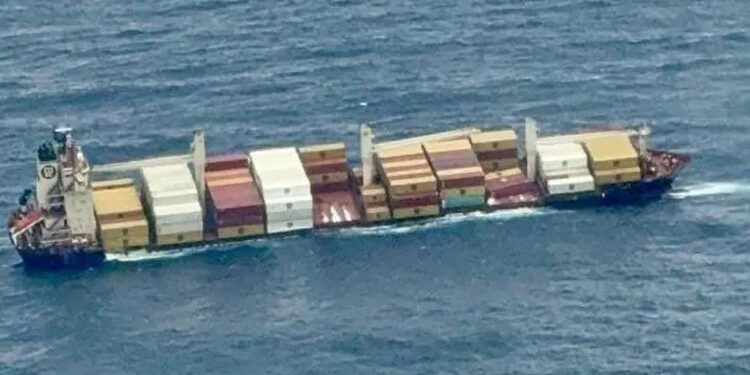 ভারতের উপকূলে বিপজ্জনক পণ্যবাহী জাহাজডুবি, রেড এ্যালার্ট জারি