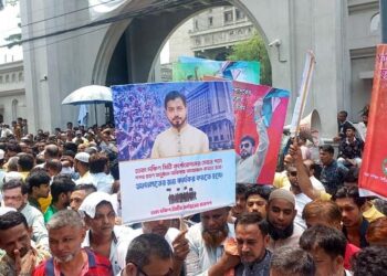 ইশরাককে মেয়রের দায়িত্ব দেওয়ার দাবিতে বিক্ষোভ চলছে