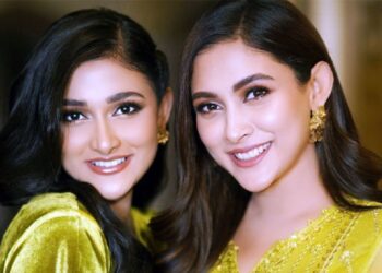 একমঞ্চে দুই বোন