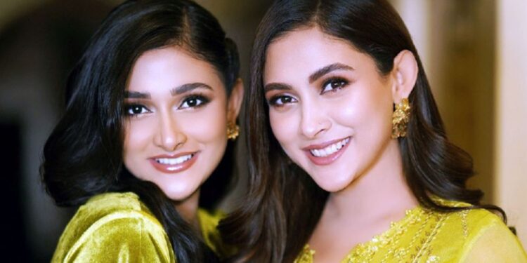 একমঞ্চে দুই বোন