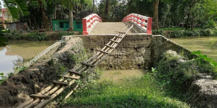 মই দিয়ে সেতু পারাপার