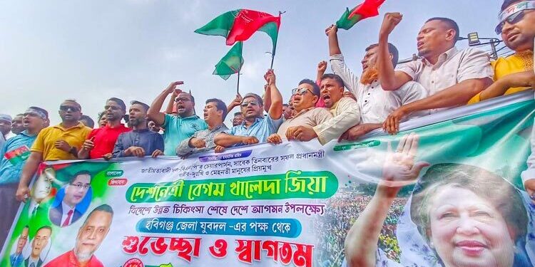 খালেদা জিয়ার অপেক্ষায় বিমানবন্দরে হাজারো নেতাকর্মী