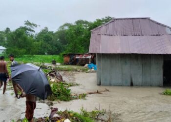 ঝড়ো হাওয়া ও জলোচ্ছ্বাসে দূর্ভোগে উপকূলের লাখো মানুষ