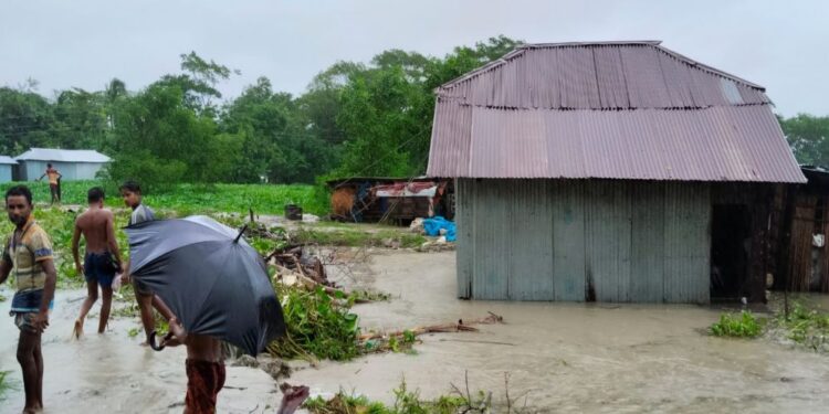 ঝড়ো হাওয়া ও জলোচ্ছ্বাসে দূর্ভোগে উপকূলের লাখো মানুষ