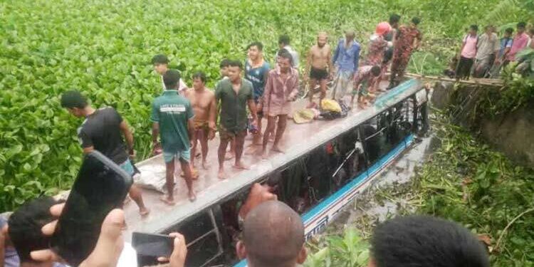 কুষ্টিয়ায় বাস-ট্রাকের মুখোমুখি সংঘর্ষ, আহত ৩১
