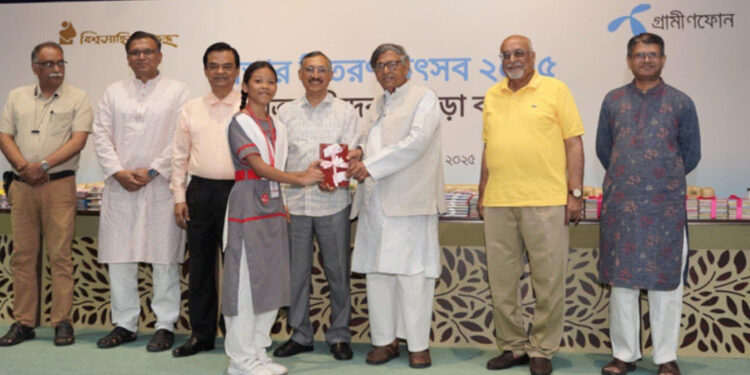 বই পড়ে পুরস্কার পেলো ৫ হাজার শিক্ষার্থী