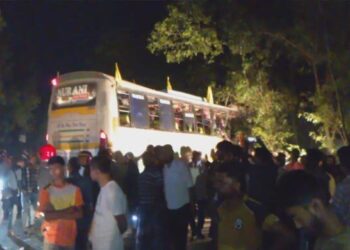 বাস-ট্রাক সংঘর্ষে নারী নিহত, আহত ২০