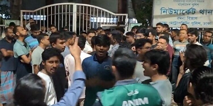 চুরির অপবাদে ঢাবি শিক্ষার্থীকে মারধর, দোকানি ধরা