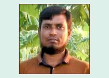 মাদক কারবারি গ্রেফতারের খবরে গ্রামবাসীর মিষ্টি বিতরণ!