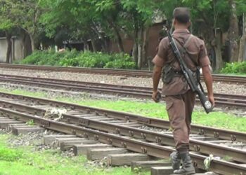 হিলি সীমান্তে সতর্ক অবস্থানে পুলিশ-বিজিবি