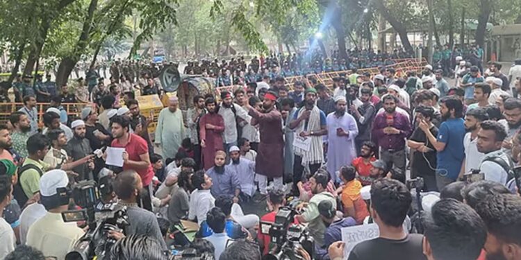 আওয়ামী লীগ নিষিদ্ধের দাবিতে যমুনায় বাড়ছে বিক্ষোভ